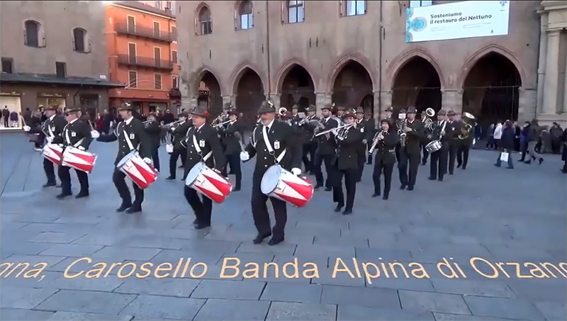 Carosello Banda Alpina di Orzano - Piazza Maggiore Bologna